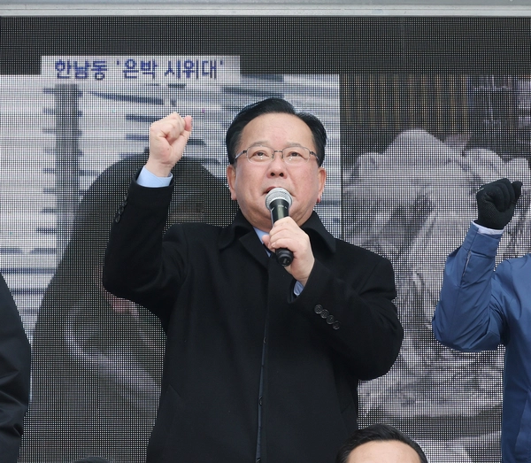 김부겸 전 국무총리가 18일 울산시 남구 롯데백화점 광장에서 윤석열 대통령의 파면을 촉구하는 더불어민주당 울산시당의 정당 연설회에 참석해 구호를 외치고 있다. 2025.3.18/ 연합뉴스