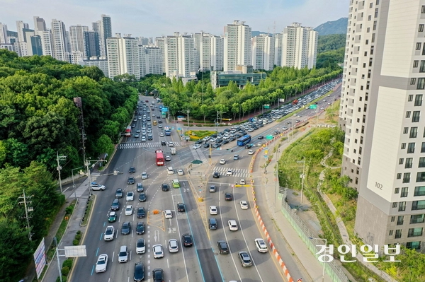 과천시의회가 주요 도로와 교통 등을 포함해 과천시 도시공간과 기반시설을 미래형으로 재구조화 하는 연구에 본격 착수했다. 사진은 지식정보타운을 지나 원도심으로 진입하는 과천대로 갈현삼거리 일대에 많은 차량들이 지나고있는 모습. /과천시 제공