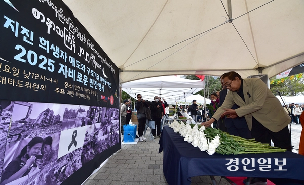 지난 13일 오후 인천 부평역 북광장에서 열린 ‘미얀마 지진 희생자 애도와 구호기금 모금행사’에서 미얀마 국민통합정부 인권부 아웅 묘민(U Aung Myo Min) 장관이 헌화를 하고 있다. 2025.4.13 /조재현기자 jhc@kyeongin.com