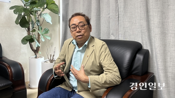 14일 인천 부평구 미얀마 국민통합정부(NUG) 한국대표부 사무실에서 NUG 인권부 아웅 묘민(U Aung Myo Min) 장관이 미얀마 지진 피해 현황을 설명하고 있다. 2025.4.14 /정선아기자 sun@kyeongin.com