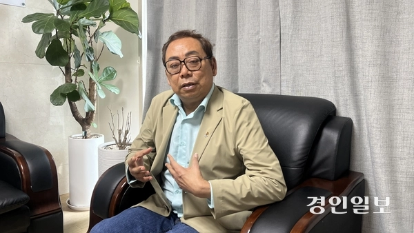 14일 인천 부평구 미얀마 국민통합정부(NUG) 한국대표부 사무실에서 NUG 인권부 아웅 묘민(U Aung Myo Min) 장관이 미얀마 지진 피해 현황을 설명하고 있다. 2025.4.14 /정선아기자 sun@kyeongin.com