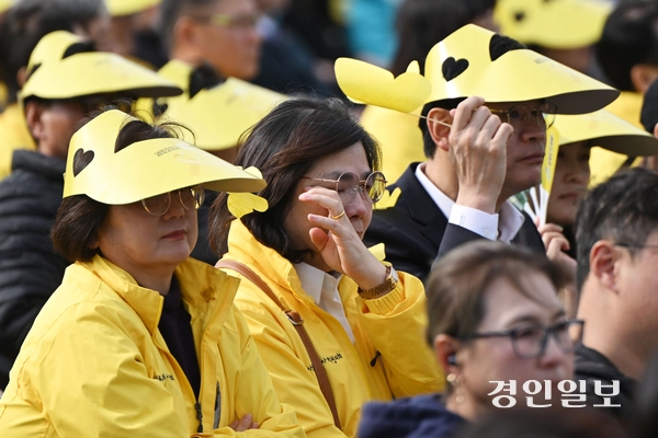 16일 오후 안산시 화랑유원지에서 세월호 11주기 기억식이 진행되고 있다. 2025.4.16 /최은성기자 ces7198@kyeongin.com