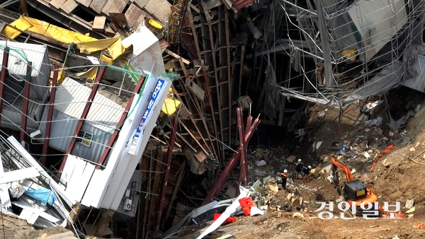 광명시 양지사거리 부근 신안산선 공사 현장에서 붕괴 사고가 발생한지 엿새째인 16일 오후 구조대원들이 분주히 움직이고 있다. 2025.4.16 /최은성기자 ces7198@kyeongin.com