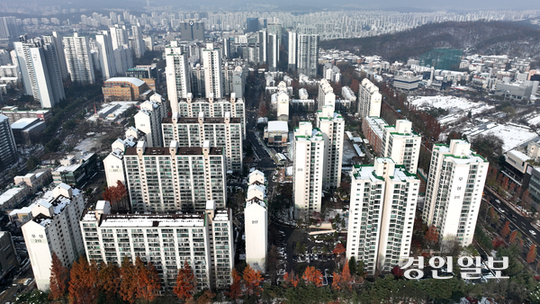 지난해 확정된 1기 신도시 분당재건축 선도지구들이 본격적으로 재건축에 돌입하기도 전에 우려의 목소리가 나오고 있다. 사진은 성남시 분당재건축 선도지구 아파트 모습. 2025.4.16 /최은성기자 ces7198@kyeongin.com