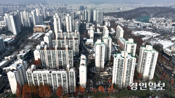 지난해 확정된 1기 신도시 분당재건축 선도지구들이 본격적으로 재건축에 돌입하기도 전에 우려의 목소리가 나오고 있다. 사진은 성남시 분당재건축 선도지구 아파트 모습. 2025.4.16 /최은성기자 ces7198@kyeongin.com