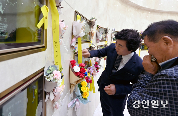 16일 세월호참사 11주기를 맞아 일반인 희생자 유가족들이 인천가족공원 세월호 일반인 희생자 추모관내 안치단에서 유골함을 어루만지고 있다. 2025.4.16 /김용국기자 yong@kyeongin.com