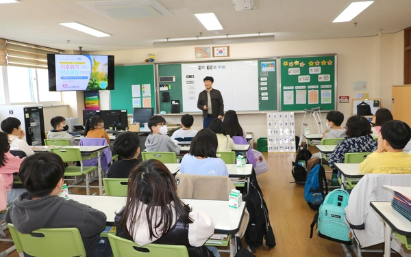 (사)동두천시자원봉사센터는 지난 15일 지행초등학교에서 ‘우리에게 또 다른 지구는 없습니다’를 주제로 찾아가는 환경교육을 실시했다. 2025.4.15 /동두천시 제공