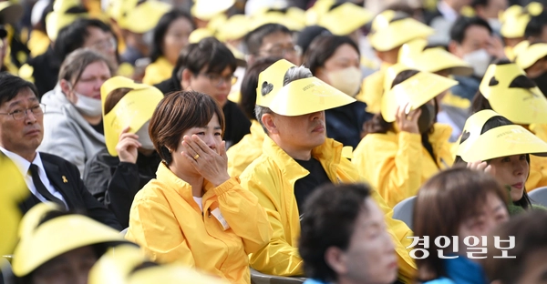 16일 오후 안산시 화랑유원지에서 세월호 11주기 기억식이 진행되고 있다. 2025.4.16 /최은성기자 ces7198@kyeongin.com