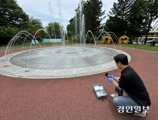 지난해 6월 한강유역환경청 측정분석과 직원이 수원시 권선구 경기상상캠퍼스 내 물놀이형 수경시설에서 수질 측정을 하고 있다. /한강유역환경청 제공