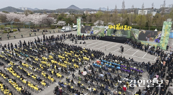 16일 오후 안산시 화랑유원지에서 세월호 11주기 기억식이 진행되고 있다. 2025.4.16 /최은성기자 ces7198@kyeongin.com
