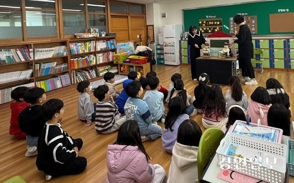 김포시 운유초등학교가 극단 ‘올리브와 찐콩’을 초청해 통합학급 학생들을 대상으로 장애인식개선을 위한 학생 참여형 인형극을 진행하고 있다. /김포교육지원청 제공