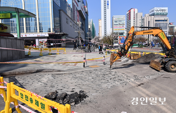 16일  인천시 부평역 인근에서 작업자가 전날 땅꺼짐이 발생한 도로 복구작업을 하고 있다. 2025.4.16 /김용국기자yong@kyeongin.com