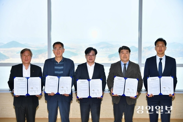 16일 김병수 김포시장을 비롯해 김포문화재단, 경기관광공사, 한국여행업협회, 현대프리미엄마울렛 관계자들이 관광객 유치 확대를 위한 다자간 협약을 체결한 뒤, 기념촬영을 하고 있다. 2025.04.16. /김포시 제공
