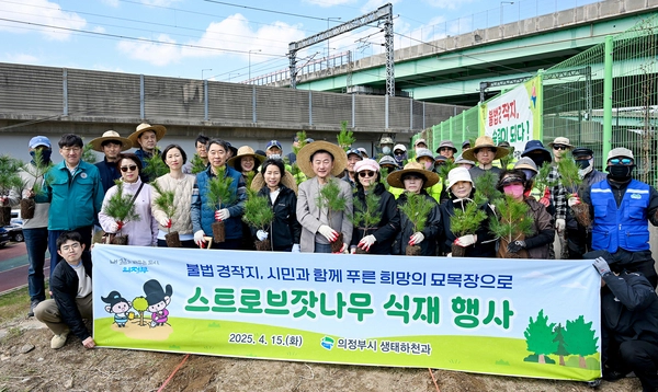 김동근 의정부시장(앞줄 가운데)과 주민들이 지난 15일 의정부시 장암동 하천변에서 ‘시민참여 스트로브 잣나무 묘목 식재 행사’를 하고 있다. 2025.4.16 /의정부시 제공