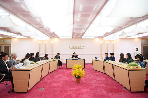 남양주시가 시청 여유당에서 미국 브레아시 청소년을 ‘남양주시 미국 홍보대사 위촉식’을 개최했다. 2025.4.16 /남양주시 제공