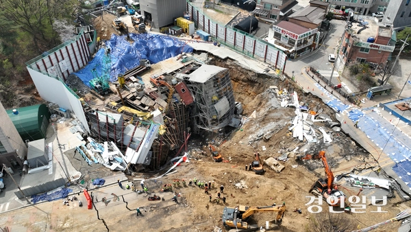 광명시 양지사거리 부근 신안산선 공사 현장에서 붕괴 사고가 발생한지 엿새째인 16일 오후 구조대원들이 분주히 움직이고 있다. 2025.4.16 /최은성기자 ces7198@kyeongin.com