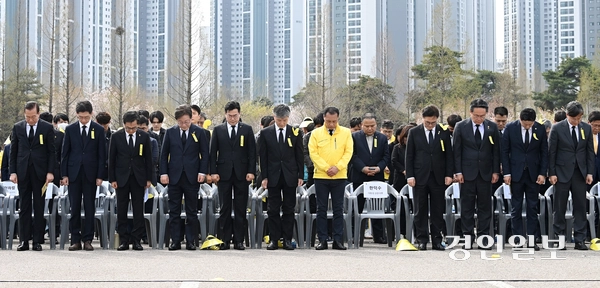 16일 오후 안산시 화랑유원지에서 세월호 11주기 기억식이 진행되고 있다. 2025.4.16 /최은성기자 ces7198@kyeongin.com