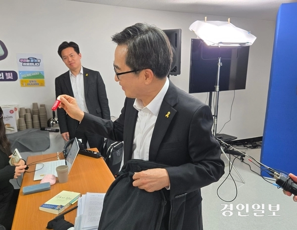 김 지사가 자신의 가방속 물건을 꺼내 소개하고 있다. 2025.4.16 /김태강기자 think@kyeongin.com