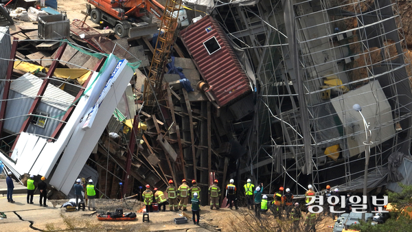 광명시 양지사거리 부근 신안산선 공사 현장에서 붕괴 사고가 발생한지 엿새째인 16일 오후 구조대원들이 분주히 움직이고 있다. 2025.4.16 /최은성기자 ces7198@kyeongin.com