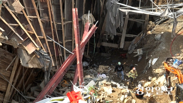 광명시 양지사거리 부근 신안산선 공사 현장에서 붕괴 사고가 발생한지 엿새째인 16일 오후 구조대원들이 분주히 움직이고 있다. 2025.4.16 /최은성기자 ces7198@kyeongin.com