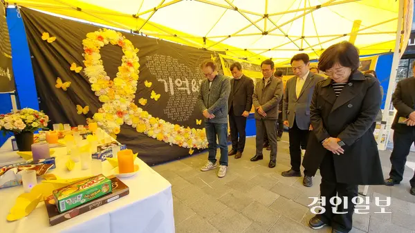 구리남양주 시민사회단체가 16일 구리 돌다리 공원에서 세월호 희생자 추모식을 시작하고 있다. 이 자리에 권봉수 의원과 안승남 전 구리시장이 참석했다. 2025.4.16 구리/권순정기자 sj@kyeongin.com