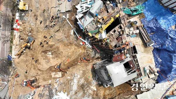 광명시 양지사거리 부근 신안산선 공사 현장에서 붕괴 사고가 발생한지 엿새째인 16일 오후 구조대원들이 분주히 움직이고 있다. 2025.4.16 /최은성기자 ces7198@kyeongin.com