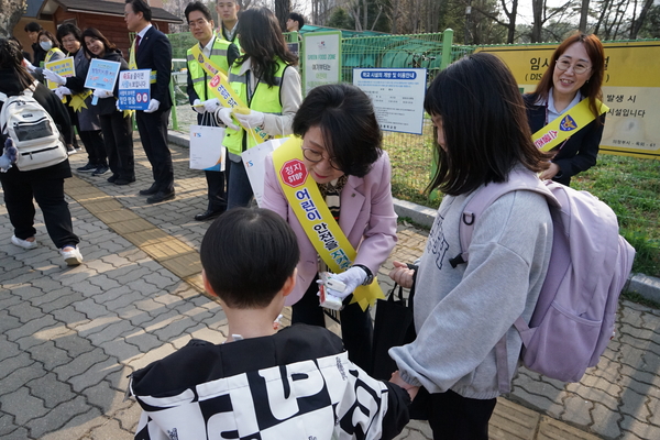 경기도의정부교육지원청 원순자 교육장은 16일 녹양초등학교 어린이보호구역에서 학생들의 교통사고 예방과 안전한 등하굣길 조성을 위한 활동에 나섰다. / 경기도의정부교육지원청 제공