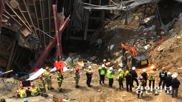 광명시 양지사거리 부근 신안산선 공사 현장에서 붕괴 사고가 발생한지 엿새째인 16일 오후 구조대원들이 분주히 움직이고 있다. 2025.4.16 /최은성기자 ces7198@kyeongin.com