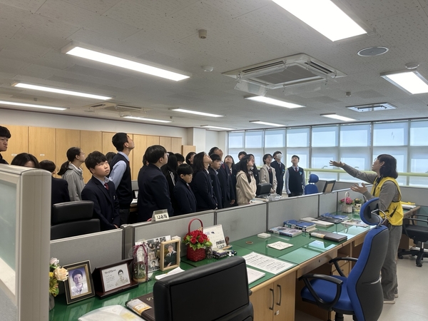 세월호참사 11주기인 16일 안산시 단원구 단원고4.16기억교실에서 2학년1반 (故)한고운양의 엄마 윤명순씨가 포승중학교 학생들에게 “위에 설치된 에어컨도 교실에서 갖고 온 기록물”이라고 설명하고 있다.2025.4.16 /목은수기자wood@kyeongin.com