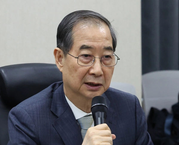 한덕수 대통령 권한대행 국무총리가 15일 기아 오토랜드 광주공장에서 자동차산업 현장 간담회를 하고 있다. 2025.4.15 /연합뉴스