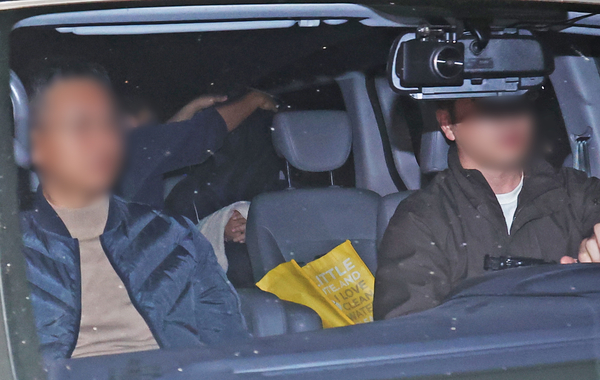 부모와 처자식 등 일가족 5명을 살해한 50대 가장 A씨가 15일 경기도 용인서부경찰서로 압송되고 있다. A씨는 용인시 수지구 아파트 자택에서 80대 부모와 50대 아내, 10~20대 두 딸 등 가족 5명을 목 졸라 살해한 혐의를 받고 있다. 2025.4.15 /연합뉴스