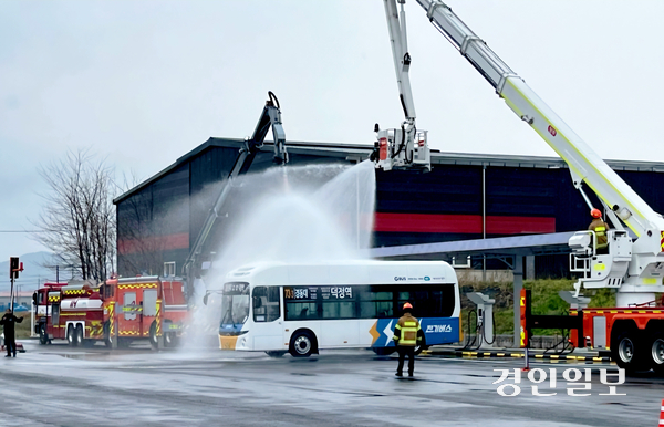 양주소방서는 지난 14일부터 16일까지 사흘간 ‘대형전기차(EV) 화재 대응능력 강화훈련’을 실시했다. 16일 소방대원들이 전기 시내버스 배터리에서 불이 난 가상상황에서 굴절차와 무인파괴방수차 등을 이용해 화재를 진압하고 있다. 2025.4.16 양주/최재훈기자 cjh@kyeongin.com