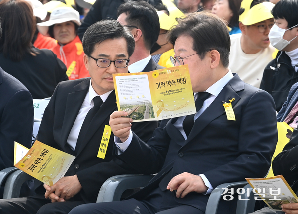 김동연 경기지사(왼쪽)와 이재명 전 대표가 16일 경기 안산시 화랑유원지에서 열린 ‘세월호 참사 11주기 기억식’에서 대화하고 있다. 2025.4.16 /최은성기자 ces7198@kyeongin.com