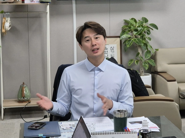 경기도의회 황대호 문화체육관광위원장이 지역언론 체육기자 간담회에서 ‘경기도 선수촌’을 통해 국제 규격 체육시설을 마련해야 한다고 말하고 있다. 2025.4.16 /이영선기자 zero@kyeongin.com