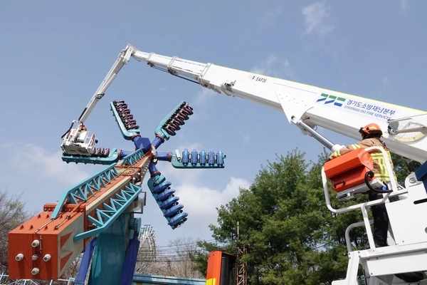 용인소방서가 17일 오전 에버랜드에서 고공 놀이시설에서 발생할 수 있는 사고대비 특별구조훈련을 실시했다./용인소방서 제공