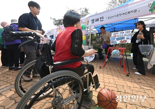 장애인의 날을 사흘 앞둔 17일 오후 용인시 처인구 용인실내체육관에서 ‘제45회 장애인의 날 기념행사’가 진행되고 있다. 2025.4.17 /최은성기자 ces7198@kyeongin.com