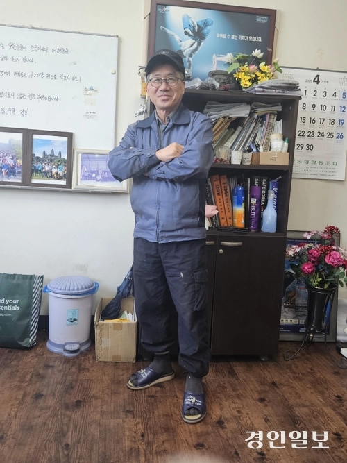 전동주 진성건설기계 대표는 “어려운 이웃들과 같이 나눠 먹고 도와주고 하는게 마음이 편하다”고 말했다. 2025.4.17 의왕/송수은기자 sueun2@kyeongin.com