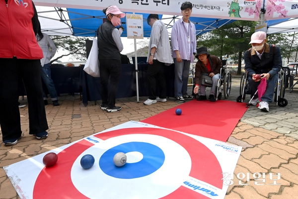 장애인의 날을 사흘 앞둔 17일 오후 용인시 처인구 용인실내체육관에서 ‘제45회 장애인의 날 기념행사’가 진행되고 있다. 2025.4.17 /최은성기자 ces7198@kyeongin.com