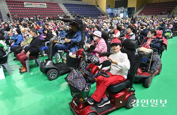 장애인의 날을 사흘 앞둔 17일 오후 용인시 처인구 용인실내체육관에서 ‘제45회 장애인의 날 기념행사’가 진행되고 있다. 2025.4.17 /최은성기자 ces7198@kyeongin.com