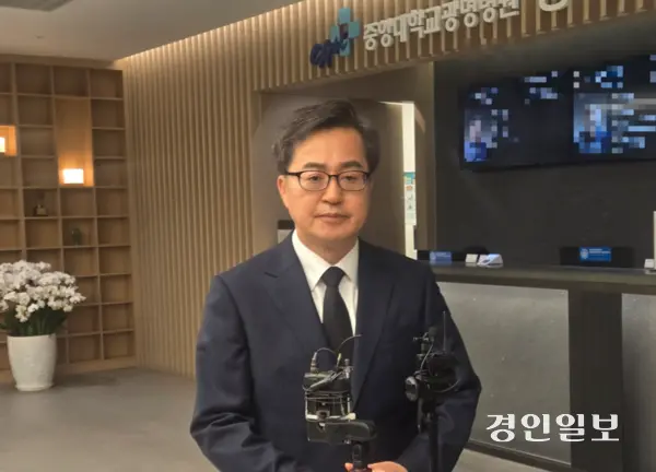 김동연 경기도지사가 광명 신안산선 붕괴 사고 사망자 빈소가 차려진 중앙대학교 광명병원 장례식장을 찾아 조문한 뒤 백브리핑을 하고 있다. 2025.4.17 /김태강기자 think@kyeongin.com