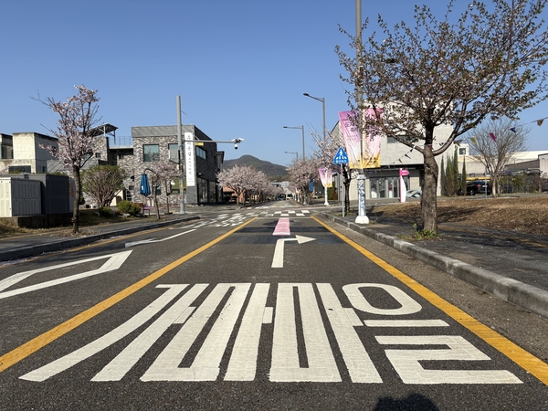 제39회 이천도자기축제 기간에 방문객들이 행사장을 쉽게 찾아 관람할 수 있도록 주최측이 이천지역 도로변에 바닥유도선 등을 설치했다. 2025.4.16 /이천시 제공