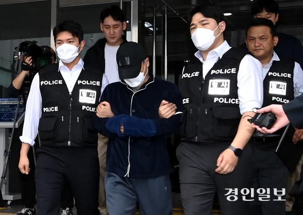 부모와 처자식 등 일가족 5명을 살해한 50대 A씨가 17일 구속 전 피의자 심문(영장실질심사)에 출석하기 위해 용인동부경찰서 유치장에서 나오고 있다. 2025.4.17 /최은성기자 ces7198@kyeongin.com