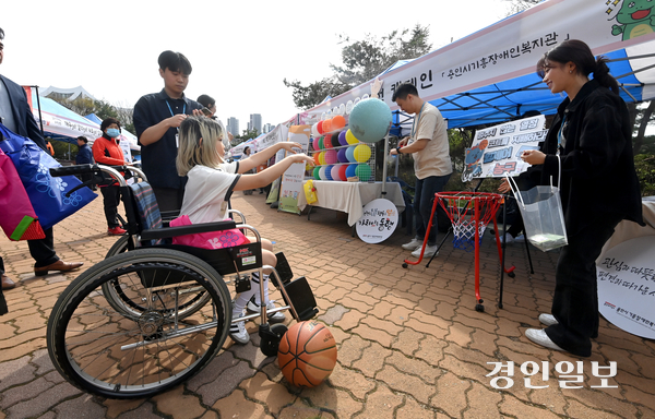 장애인의 날을 사흘 앞둔 17일 오후 용인시 처인구 용인실내체육관에서 ‘제45회 장애인의 날 기념행사’가 진행되고 있다. 2025.4.17 /최은성기자 ces7198@kyeongin.com