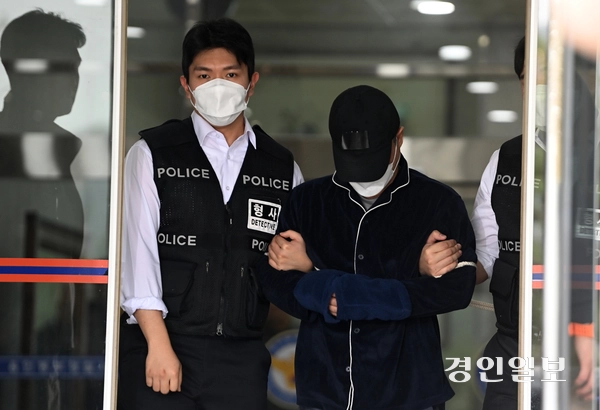 부모와 처자식 등 일가족 5명을 살해한 50대 A씨가 17일 구속 전 피의자 심문(영장실질심사)에 출석하기 위해 용인동부경찰서 유치장에서 나오고 있다. 2025.4.17 /최은성기자 ces7198@kyeongin.com