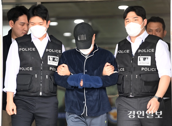 부모와 처자식 등 일가족 5명을 살해한 50대 A씨가 17일 구속 전 피의자 심문(영장실질심사)에 출석하기 위해 용인동부경찰서 유치장에서 나오고 있다. 2025.4.17 /최은성기자 ces7198@kyeongin.com