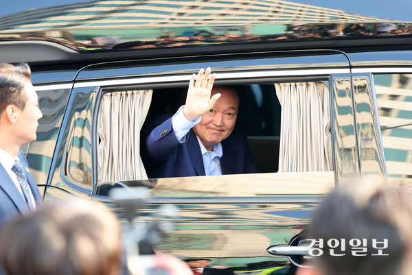 윤석열 전 대통령이 11일 오후 서울 용산구 한남동 관저를 떠나며 지지자들에게 인사하고 있다. 2025.4.11 /최은성기자 ces7198@kyeongin.com