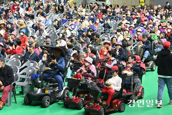 장애인의 날을 사흘 앞둔 17일 오후 용인시 처인구 용인실내체육관에서 ‘제45회 장애인의 날 기념행사’가 진행되고 있다. 2025.4.17 /최은성기자 ces7198@kyeongin.com