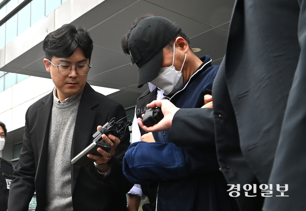 부모와 처자식 등 일가족 5명을 살해한 50대 A씨가 17일 구속 전 피의자 심문(영장실질심사)에 출석하기 위해 용인동부경찰서 유치장에서 나오고 있다. 2025.4.17 /최은성기자 ces7198@kyeongin.com