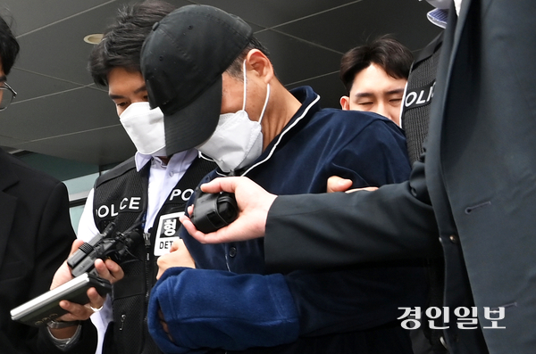 부모와 처자식 등 일가족 5명을 살해한 50대 A씨가 17일 구속 전 피의자 심문(영장실질심사)에 출석하기 위해 용인동부경찰서 유치장에서 나오고 있다. 2025.4.17 /최은성기자 ces7198@kyeongin.com