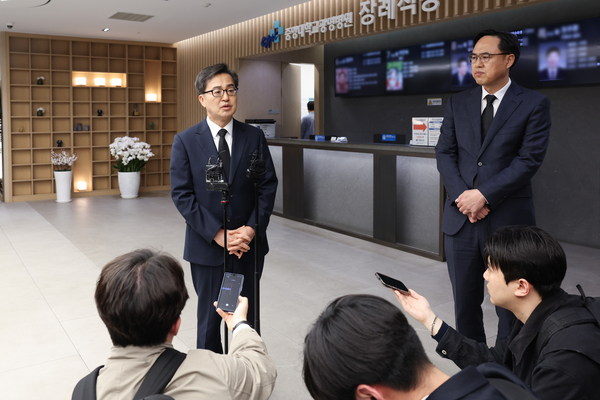 17일 오후 김동연 경기도지사가 광명 신안산선 붕괴 사고 사망자 빈소가 차려진 중앙대학교 광명병원 장례식장을 찾아 조문 후 브리핑을 하고 있다. 2025.4.17 /경기도 제공